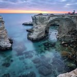 GLI ITALIANI CAMBIANO META: PUGLIA REGINA DELL’ESTATE, SICILIA E SARDEGNA SUL PODIO. GRECIA PRIMA ALL’ESTERO, ALBANIA È IL VERO FENOMENO DEL 2026